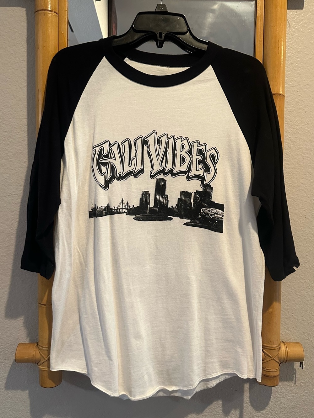 NWOT Cali Vibes Merch Black & White Raglan Long Sleeve Tee, flawless